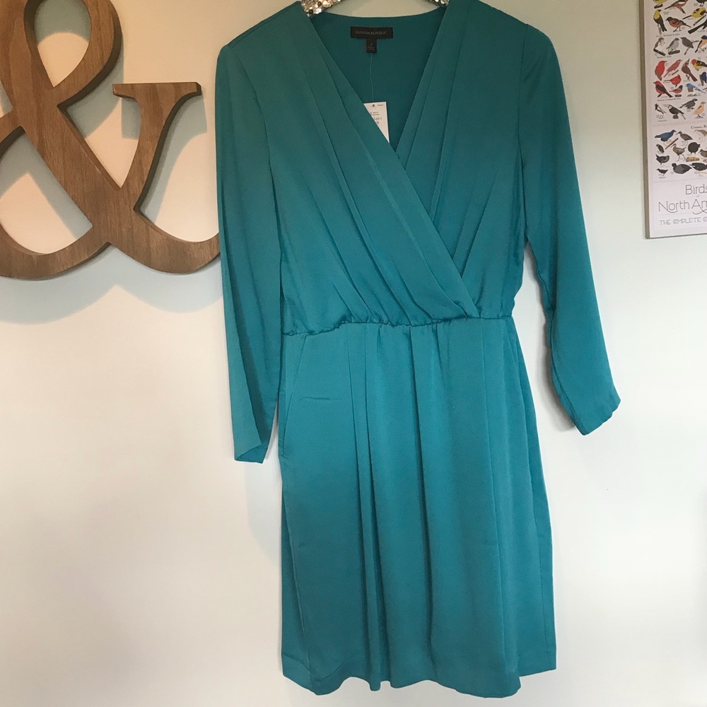 Banana Republic | NWT v-neck dress with pockets